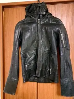 フード付き黒レザージャケット