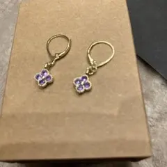 匿名配送　ハンドメイド 花形ピアス 紫色
