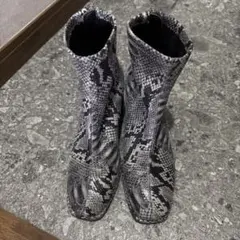 ヘビ柄スエード風ブーツ