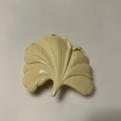 大きめブローチ　リーフ型　アイボリー