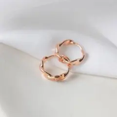 ピアス ツイスト フープ アクセサリー ステンレス 韓国 新品 ピンクゴールド