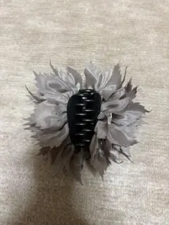 グレー 花型 ヘアクリップ