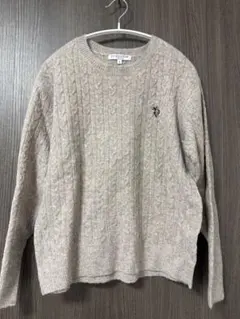 ベージュ ケーブルニットセーター ロゴ刺繍