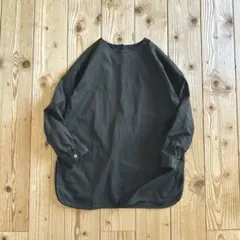 マオメイド　ストレッチブラウス　プルオーバー ブラックバックボタンのサムネイル