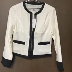 ホワイト/ブラック ジャケットとパンツセットアップ