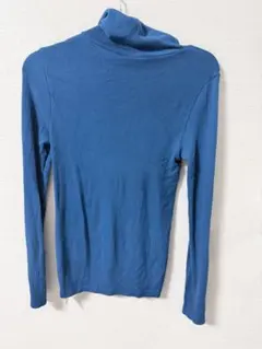 青いタートルネック長袖トップス