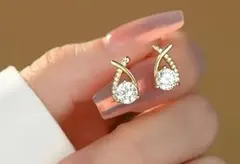 【即購入大歓迎】クロスデザインの金色ピアス