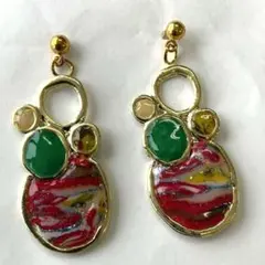 5987 ピンクマーブルとグリーンチャームのピアス