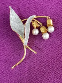 ブローチ　エレガントな葉デザインのブローチ　パールブローチ