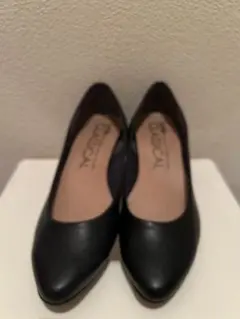 黒い合成皮革のプレーンパンプス 22㎝