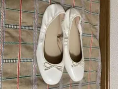 ホワイトリボン付きフラットシューズ