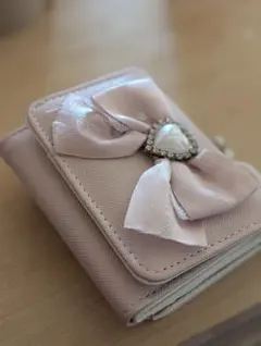 リボンとパール装飾の三つ折り財布