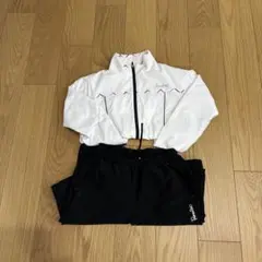 テニスジャージ　ウエアはホワイト、パンツはブラック　裏起毛