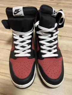 NIKE ハイカットスニーカー レッド/ブラック UBAロゴ付き