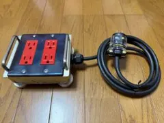 クワッドコンセント アース付100/200V30A→20A＆15A変換アダプター