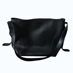 ブラック ショルダーバッグ 3層収納 ゴールド金具 肩掛け 大容量 通勤