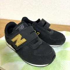 New Balance キッズスニーカー ブラック ゴールド　15㎝のサムネイル