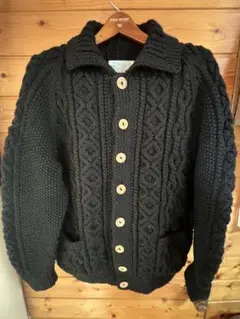 美品 インバーアラン カーディガン くるみボタン 黒 サイズ40 sd0 美品 インバーアラン カーディガン くるみボタン 黒 サイズ40