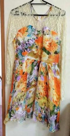 袖レースの花柄膝丈ワンピースＭのサムネイル