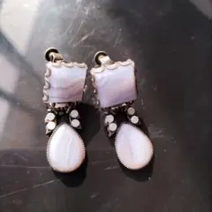 ビンテージ風イヤリング 淡い紫とホワイト