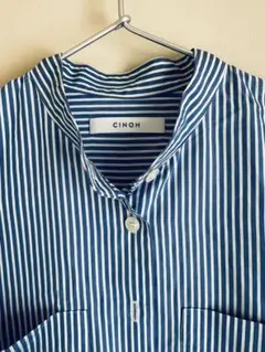 CINOH 青と白のストライプ 長袖シャツ