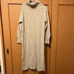UNIQLO ベージュ タートルネック ニットワンピース
