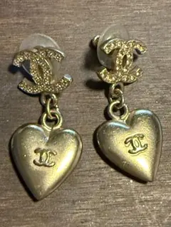 CHANEL CCロゴ付きハート型ピアス