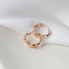 No125 ひねり フープ ピアス［ピンクゴールド］金属アレルギー対応 高品質