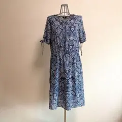 GUESS ゲス　オープンショルダー　ワンピース　ペイズリー総柄　ゴールドラメのサムネイル
