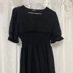 黒いシャーリングドレス Vネック パフスリーブ