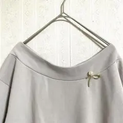 【大人可愛い✨】axes femme ブローチ付 プルオーバー グレージュのサムネイル