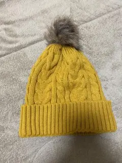 イエローポンポン付きニット帽