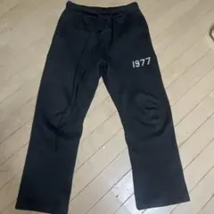 ESSENTIALS ブラック スウェットパンツ S 1977プリント