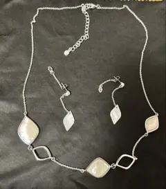 ち*︎様 【値下新品】ヴァンドーム青山　シェルネックレス&ピアスのセットのサムネイル