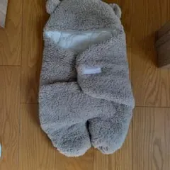 ベージュ クマ耳付き おくるみ