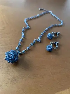 球体の青いビーズネックレスとイヤリングセット