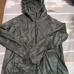 ユニクロ　ポケッタブルパーカー　M