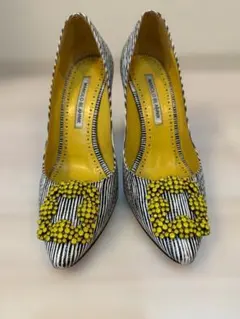 Manolo Blahnik サテンパンプス ビジュー付き - メルカリ