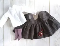 ブライス、リカちゃんサイズの白ブラウスとグレーチェックジャンスカ、紫靴下のセット