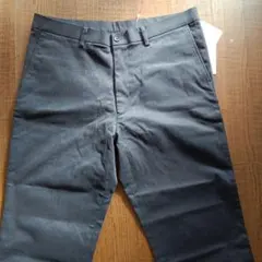 黒のチノパンツ