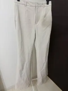 GU ベージュ フレアパンツ