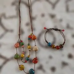 カラフルな陶器ビーズのネックレスとブレスレット2点セット