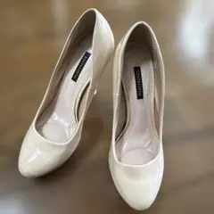 ROSESSENCE ベージュ エナメル パンプス