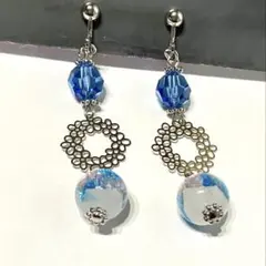 アイスブルースワロフスキービーズと透かし花とピンク水色箔ホタルガラスのイヤリング