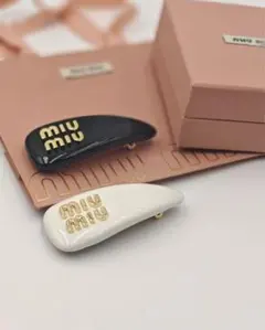 MIU MIU ホワイト ヘアピン - メルカリ