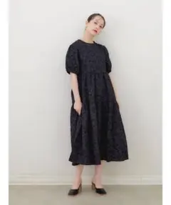 Ayla フラワーエンボスドレス 黒 オケージョン 結婚式 ワンピース