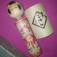 伝統的な木製こけし 花模様