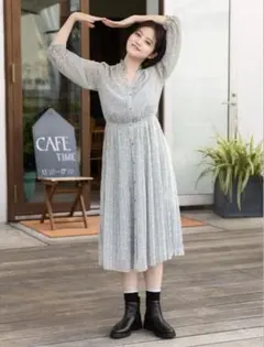 (新品)UNIQLO プリーツシフォンロングワンピース 水色 小花柄