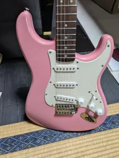 Squier Bullet Strat ピンク エレキギター 本体　スクワイアのサムネイル