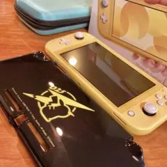 スイッチライト本体（イエロー）ピカチュウセミハードカバー、キャリングケース付